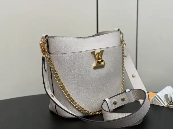 First bag ru LOUIS VUITTON Lock and Walk - 20 x 20.5 x 12CM