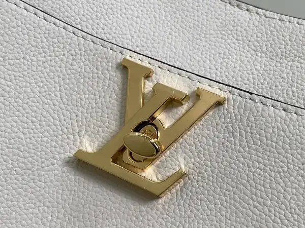 First bag ru LOUIS VUITTON Lock and Walk - 20 x 20.5 x 12CM