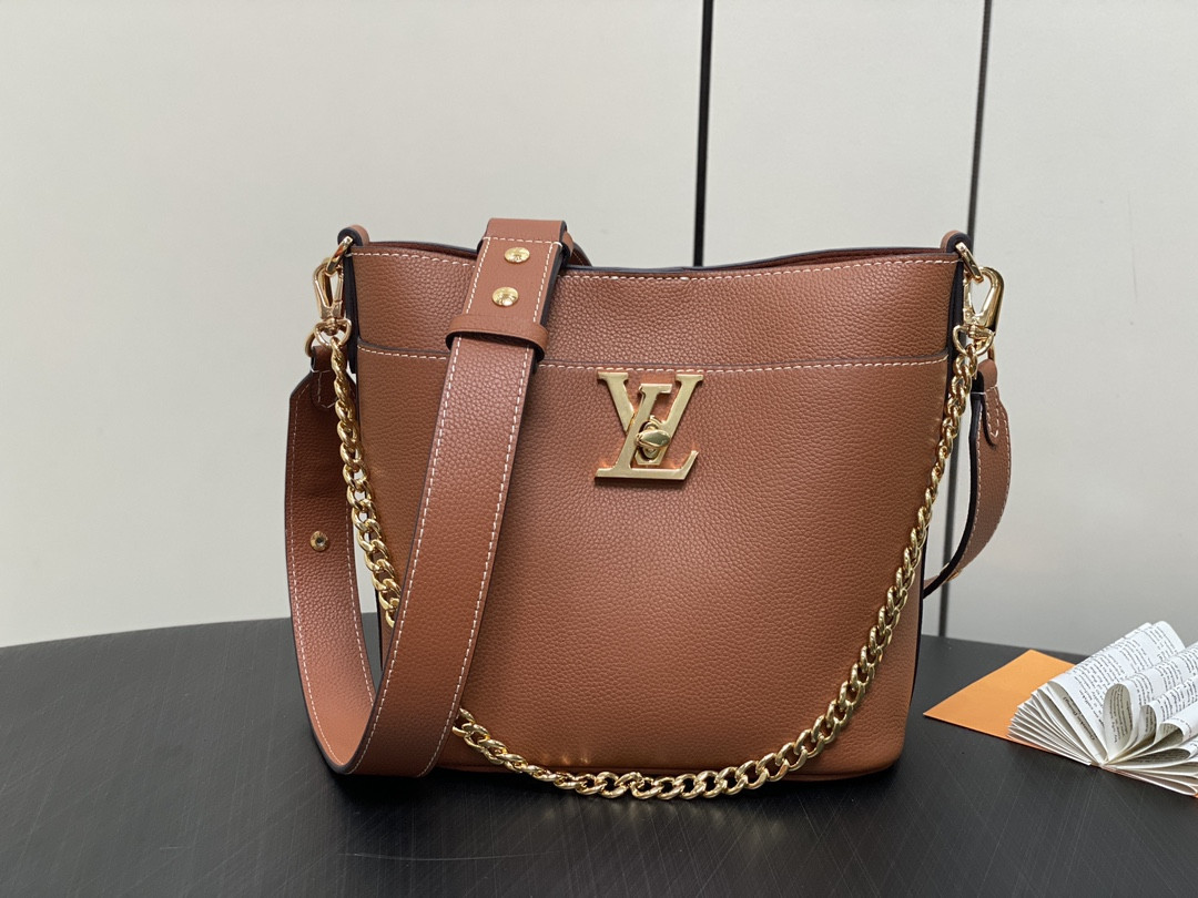 HOT SALE LOUIS VUITTON Lock and Walk - 20 x 20.5 x 12CM