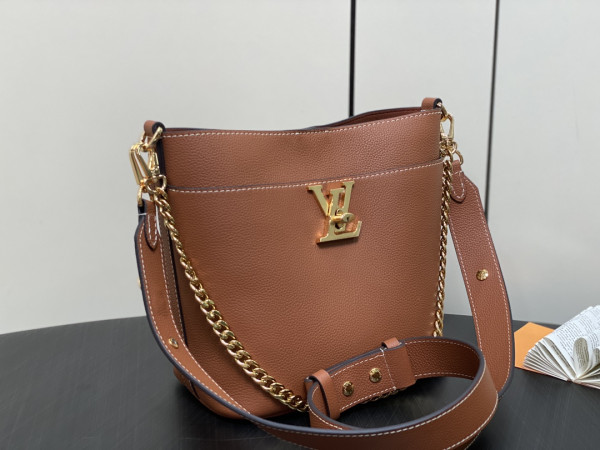 HOT SALE LOUIS VUITTON Lock and Walk - 20 x 20.5 x 12CM