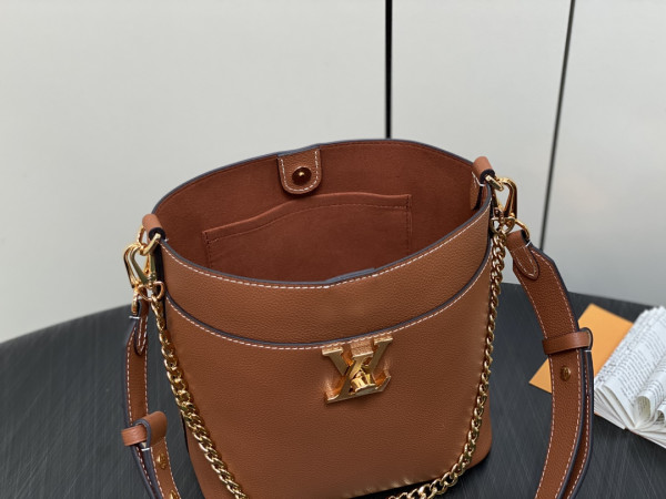 HOT SALE LOUIS VUITTON Lock and Walk - 20 x 20.5 x 12CM