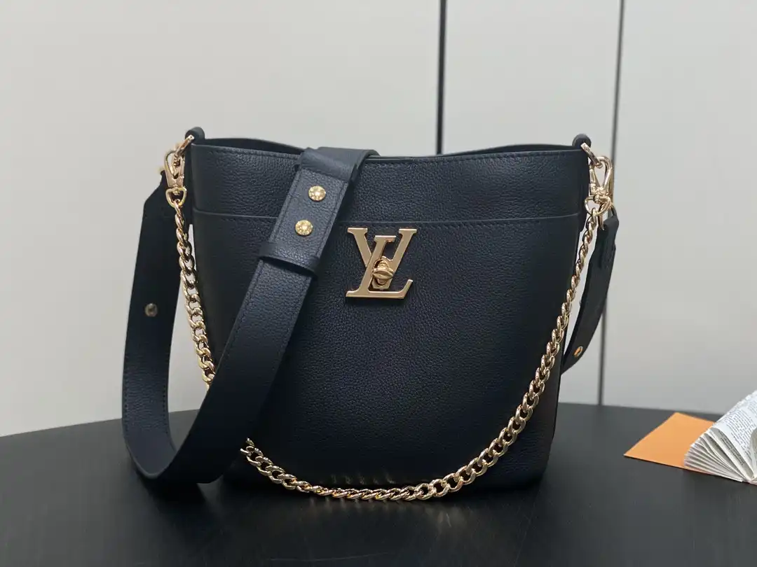 First bag ru LOUIS VUITTON Lock and Walk - 20 x 20.5 x 12CM