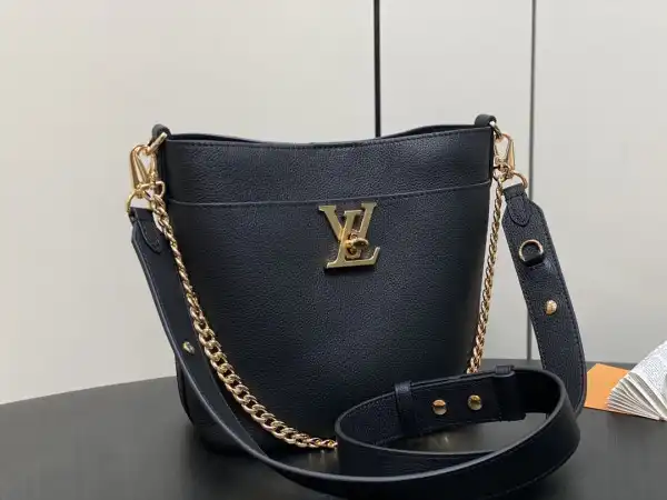 First bag ru LOUIS VUITTON Lock and Walk - 20 x 20.5 x 12CM