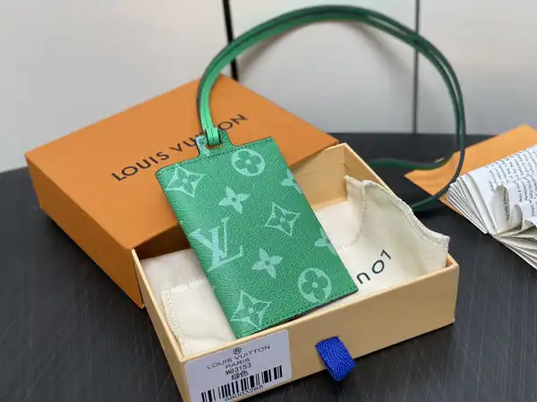 Frstbag ru LOUIS VUITTON Card Holder Necklace-7.6*10*0.5CM