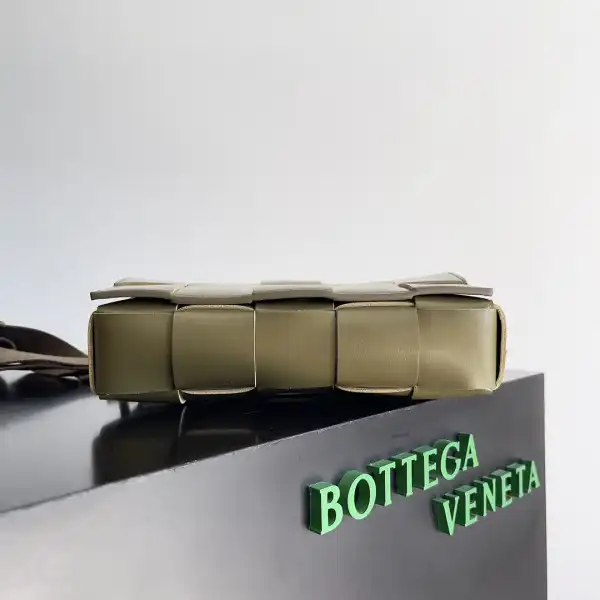 BOTTEGA VENETA CASSETTE-26*16*6.5cm