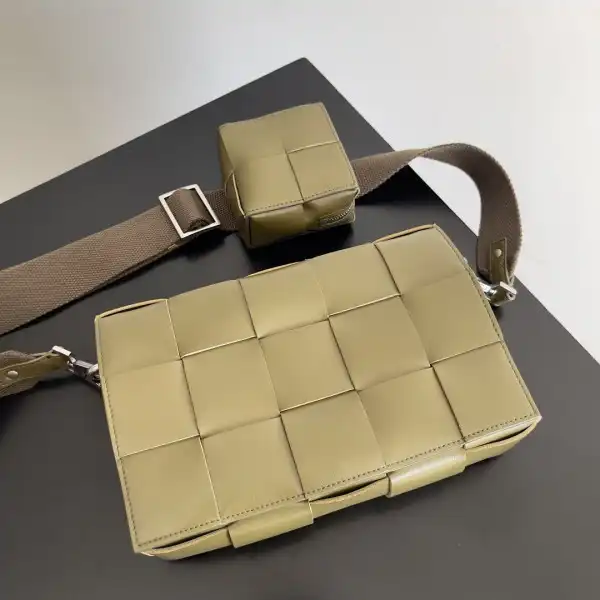 BOTTEGA VENETA CASSETTE-26*16*6.5cm