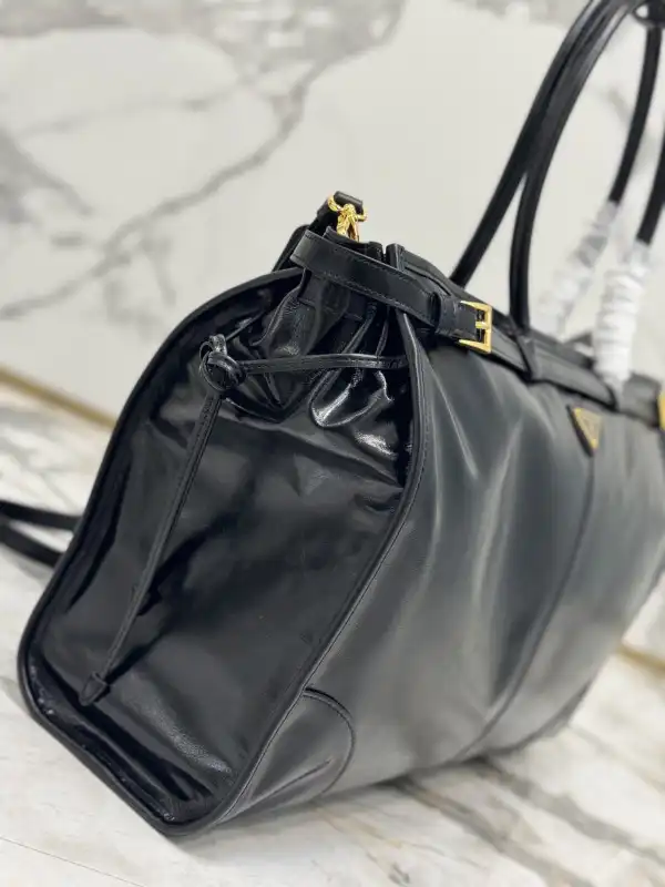 Firstbag Ru Prada Extra large leather handbag