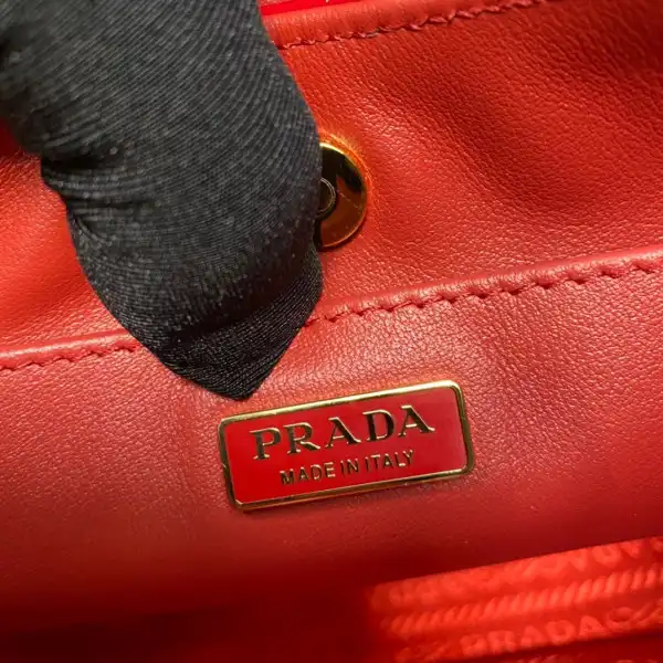 PRADA CHANELeo satin bag with appliqués-22x18.5x4.5CM