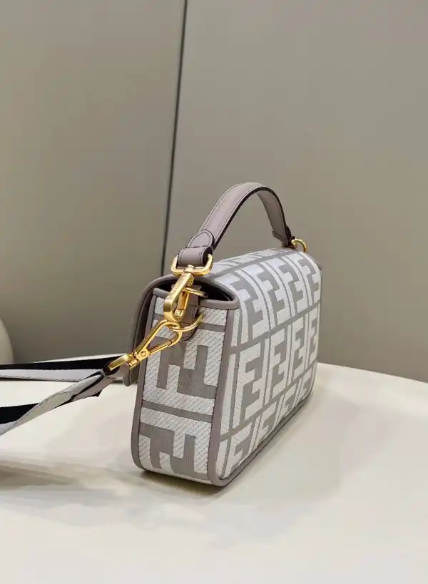 First bag ru FENDI BAGUETTE-27*6*14CM