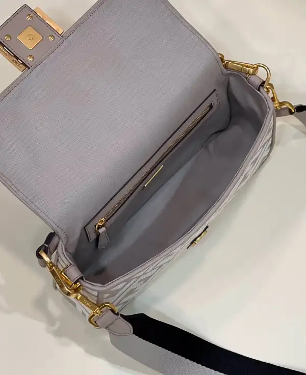 First bag ru FENDI BAGUETTE-27*6*14CM