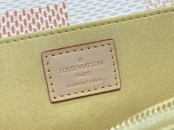 First bag ru LOUIS VUITTON POCHETTE METIS EAST WEST