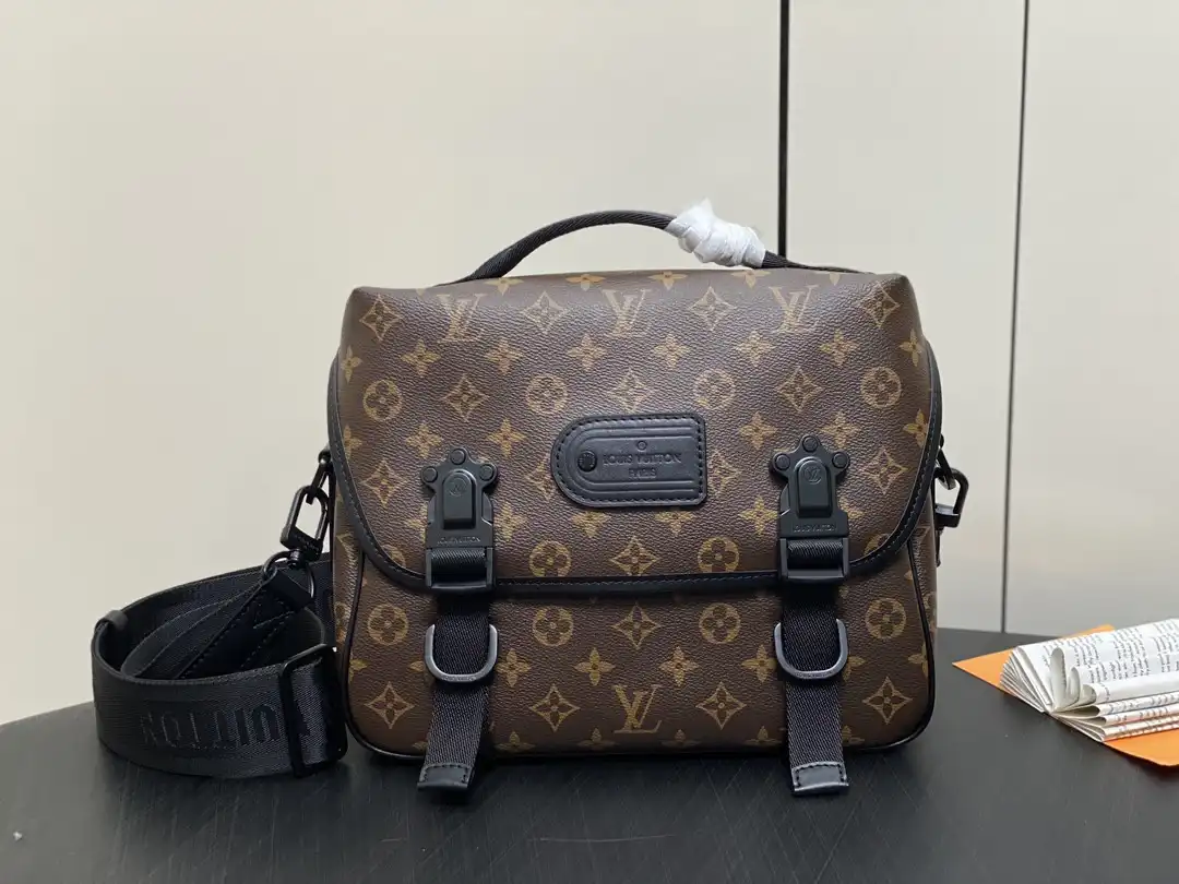 LOUIS VUITTON Trail Messenger-31*22*11CM