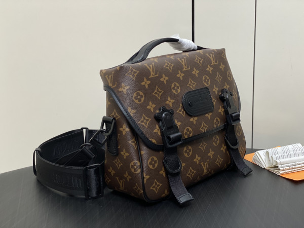 HOT SALE LOUIS VUITTON Trail Messenger-31*22*11CM