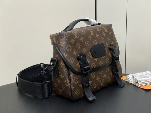 Aaa replica ru LOUIS VUITTON Trail Messenger-31*22*11CM