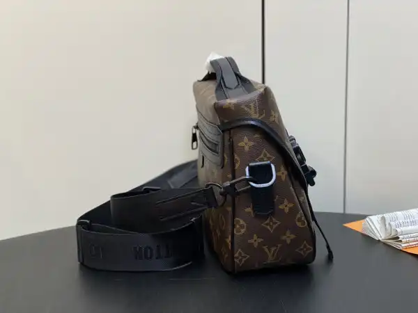 LOUIS VUITTON Trail Messenger-31*22*11CM