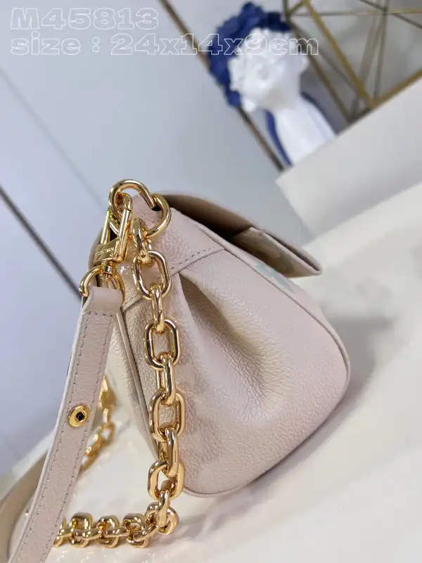 First bag ru LOUIS VUITTON FAVORITE-24-14-9cm