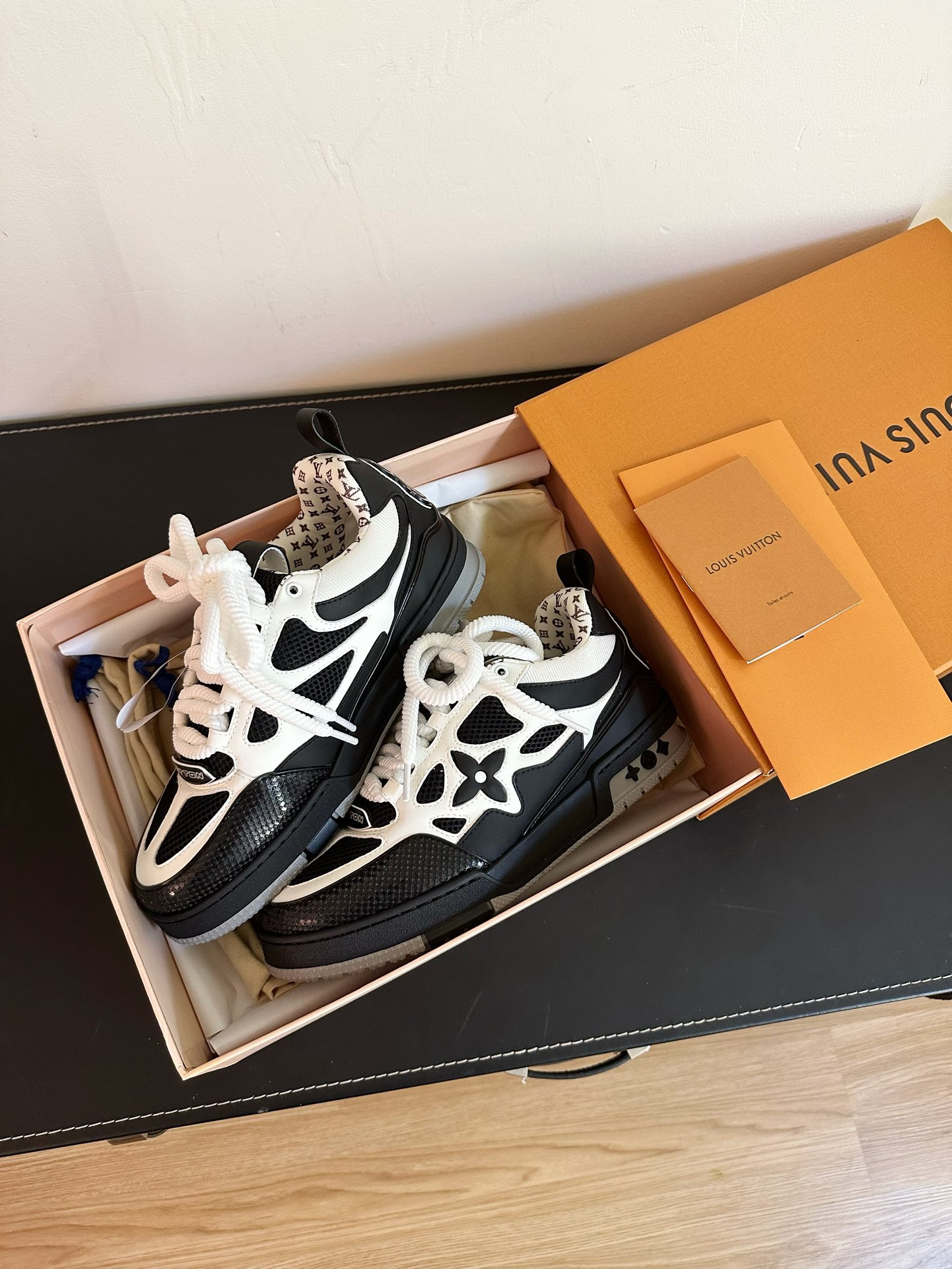 HOT SALE LOUIS VUITTON SNEAKERS