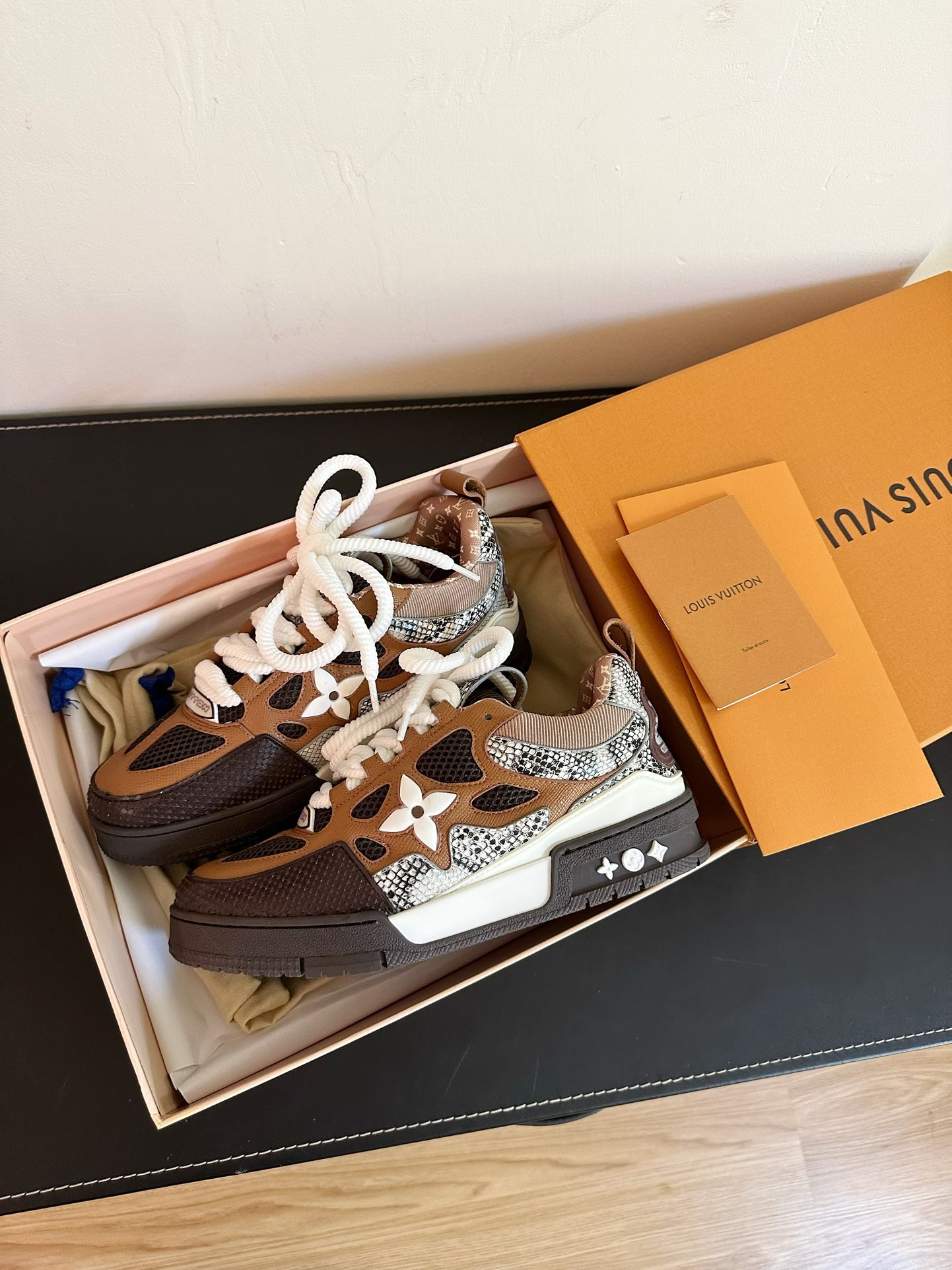 HOT SALE LOUIS VUITTON SNEAKERS