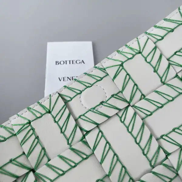 BOTTEGA VENETA CASSETTE-23*15*5.5cm