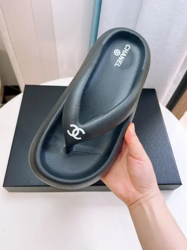 CHANEL SLIDES