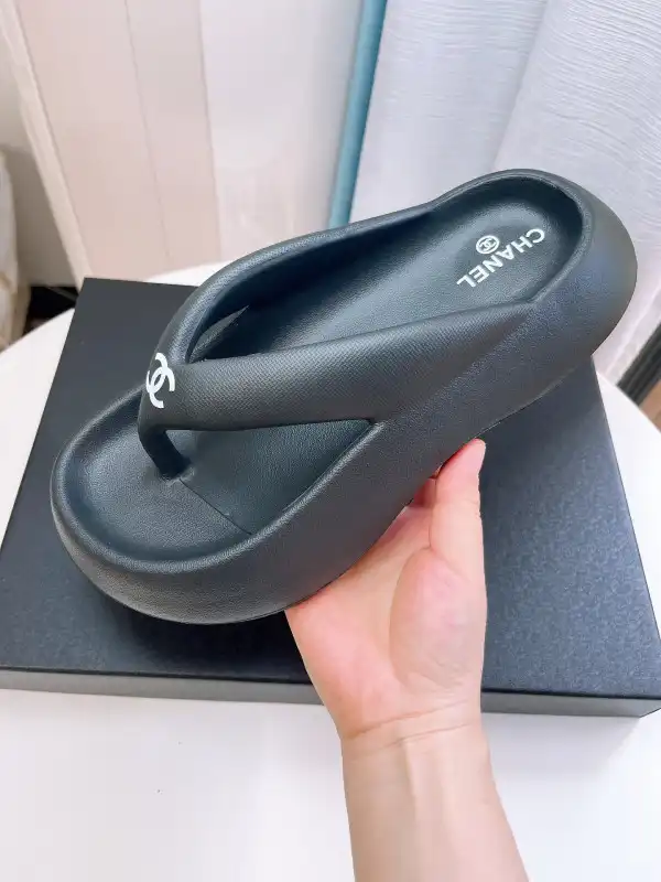 CHANEL SLIDES