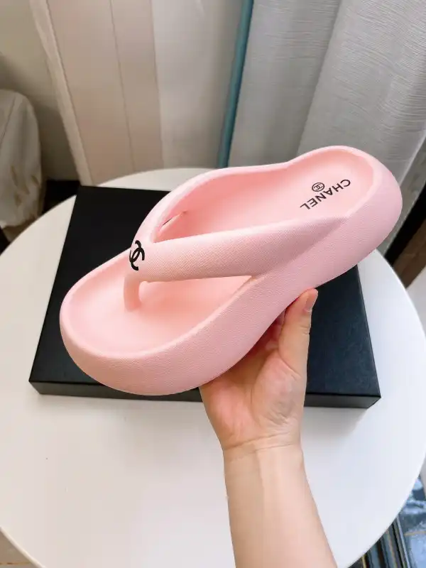 CHANEL SLIDES