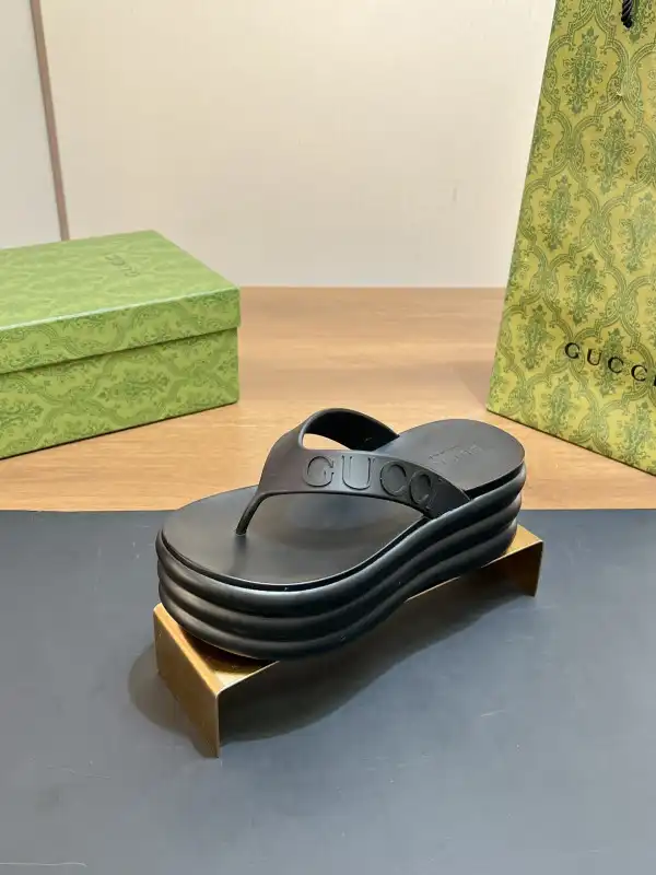 GUCCI SLIDE SANDALS