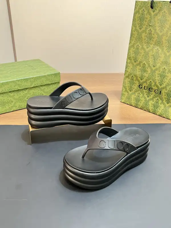 GUCCI SLIDE SANDALS