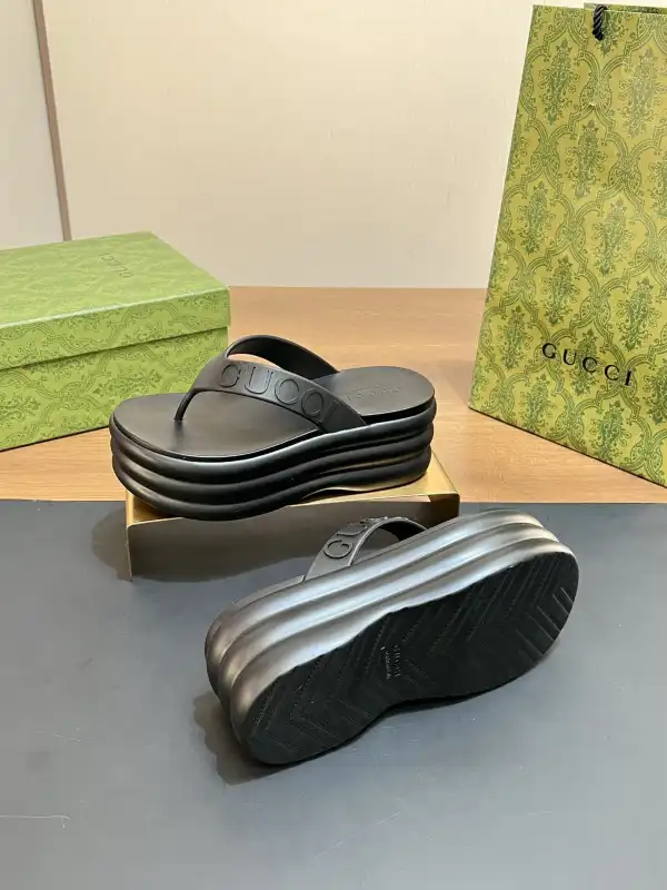 GUCCI SLIDE SANDALS