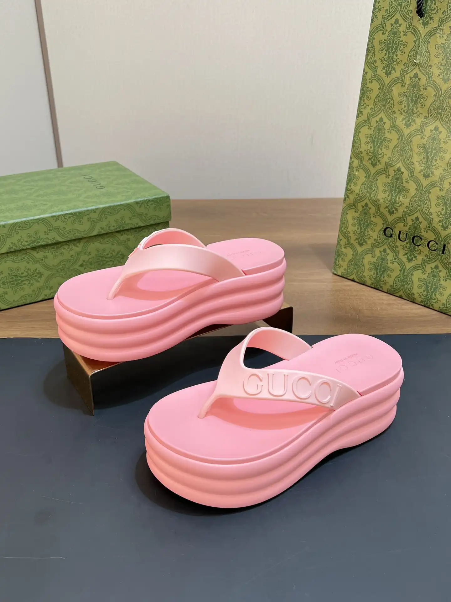 GUCCI SLIDE SANDALS