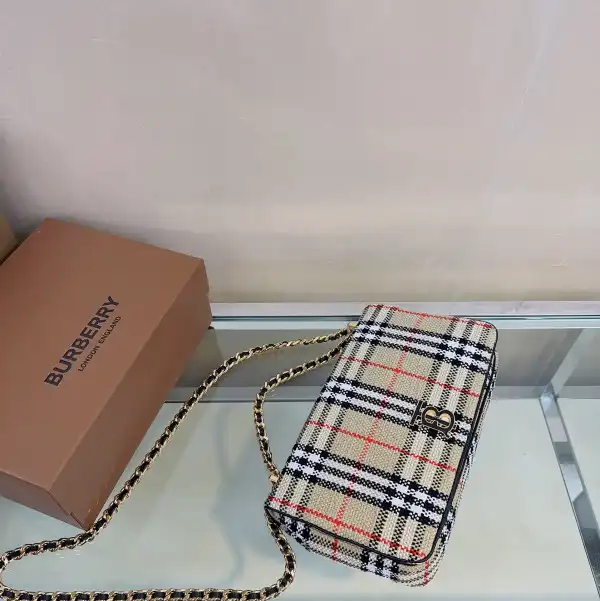 BURBERRY MEDIUM Lola Bag