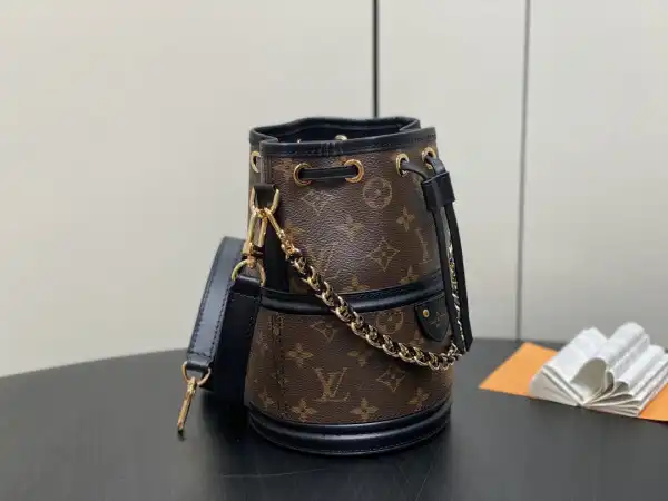 Aaa replica ru LOUIS VUITTON New Canoe Bag-14*20.5*14CM