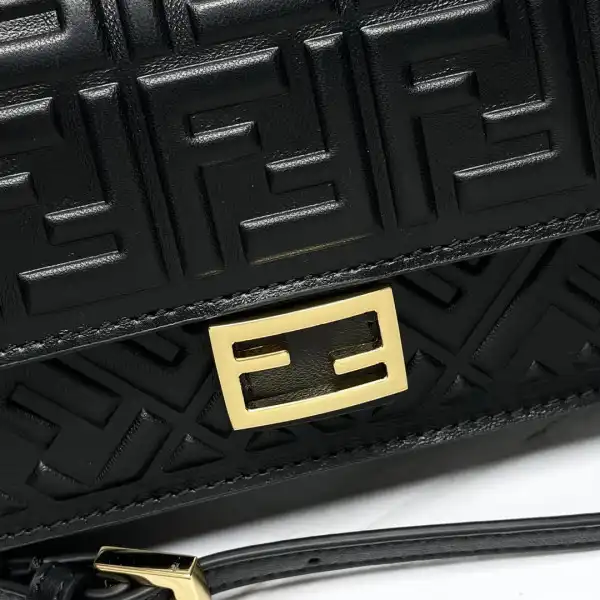 First bag ru FENDI BAGUETTE-21*11.5*5CM