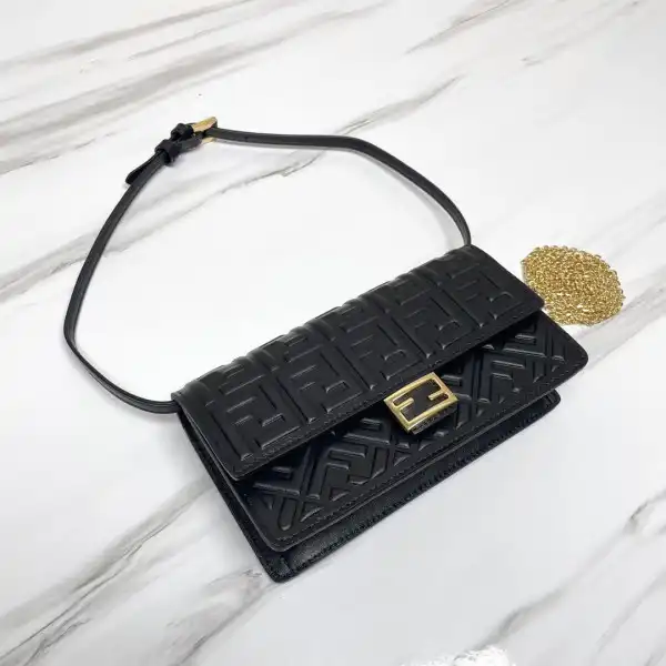 First bag ru FENDI BAGUETTE-21*11.5*5CM