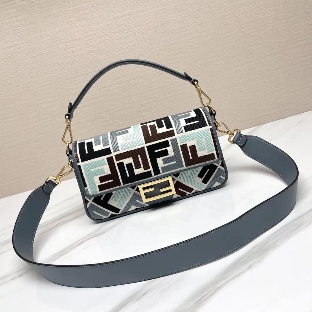 First bag ru FENDI BAGUETTE-27*6*14CM