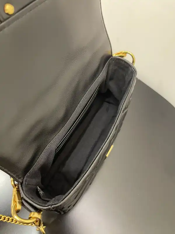 FENDI BAGUETTE-19*10*4cm