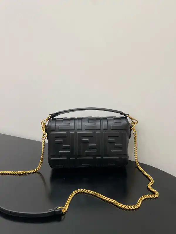 First bag ru FENDI BAGUETTE-19*10*4cm