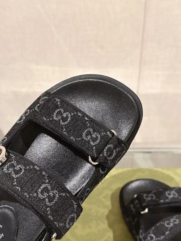 GUCCI SLIDE SANDALS