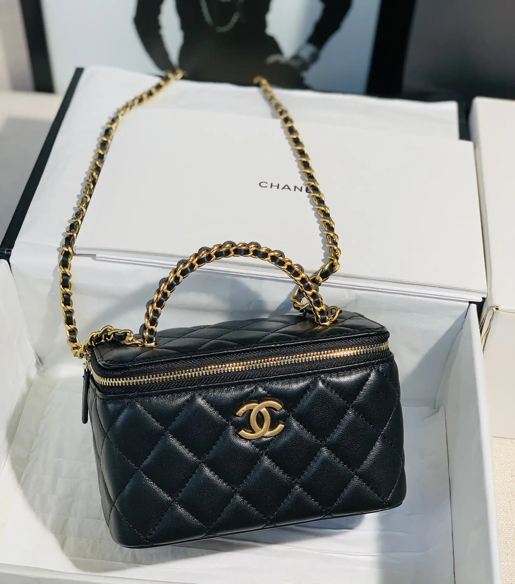 CHANEL SMALL VANITY WITH CHANELASSIC CHAIN-16x9.5x8cm