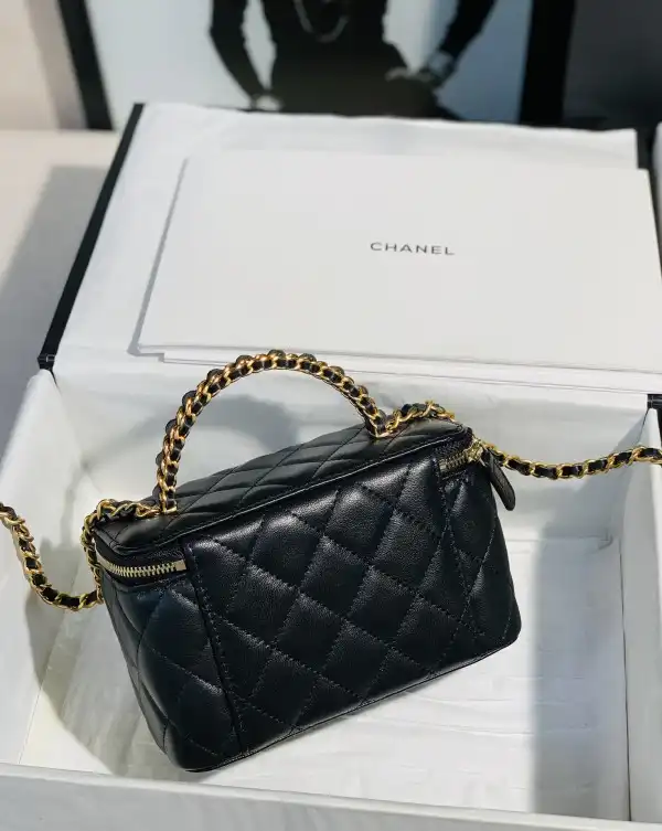 CHANEL SMALL VANITY WITH CHANELASSIC CHAIN-16x9.5x8cm