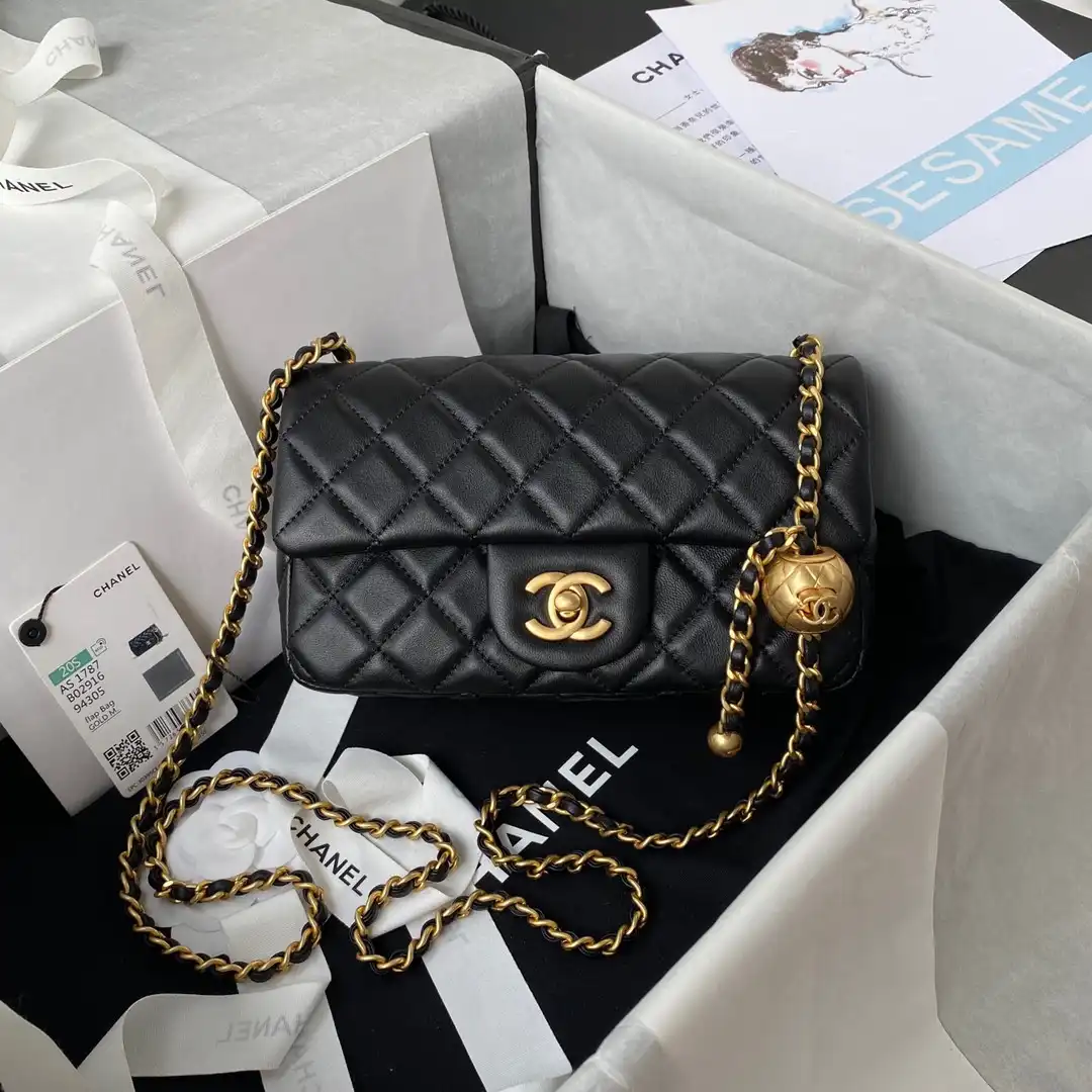 CHANEL FLAP BAG 20CM