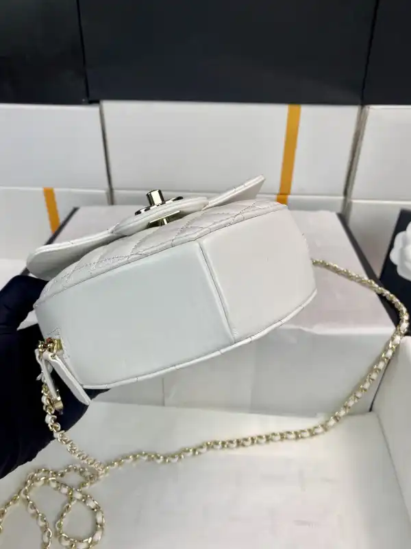 CHANEL Heart Bag-18*16.5*6.5CM