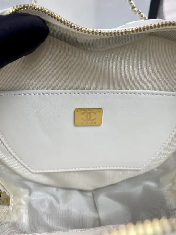 CHANEL Heart Bag-18*16.5*6.5CM