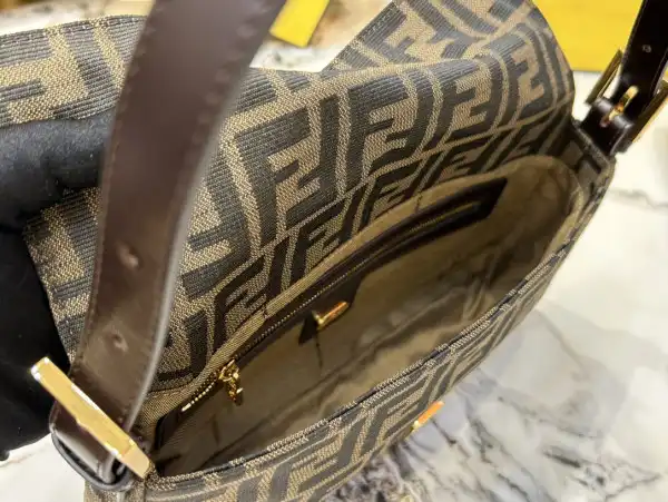 First bag ru FENDI BAGUETTE-26*15*4cm