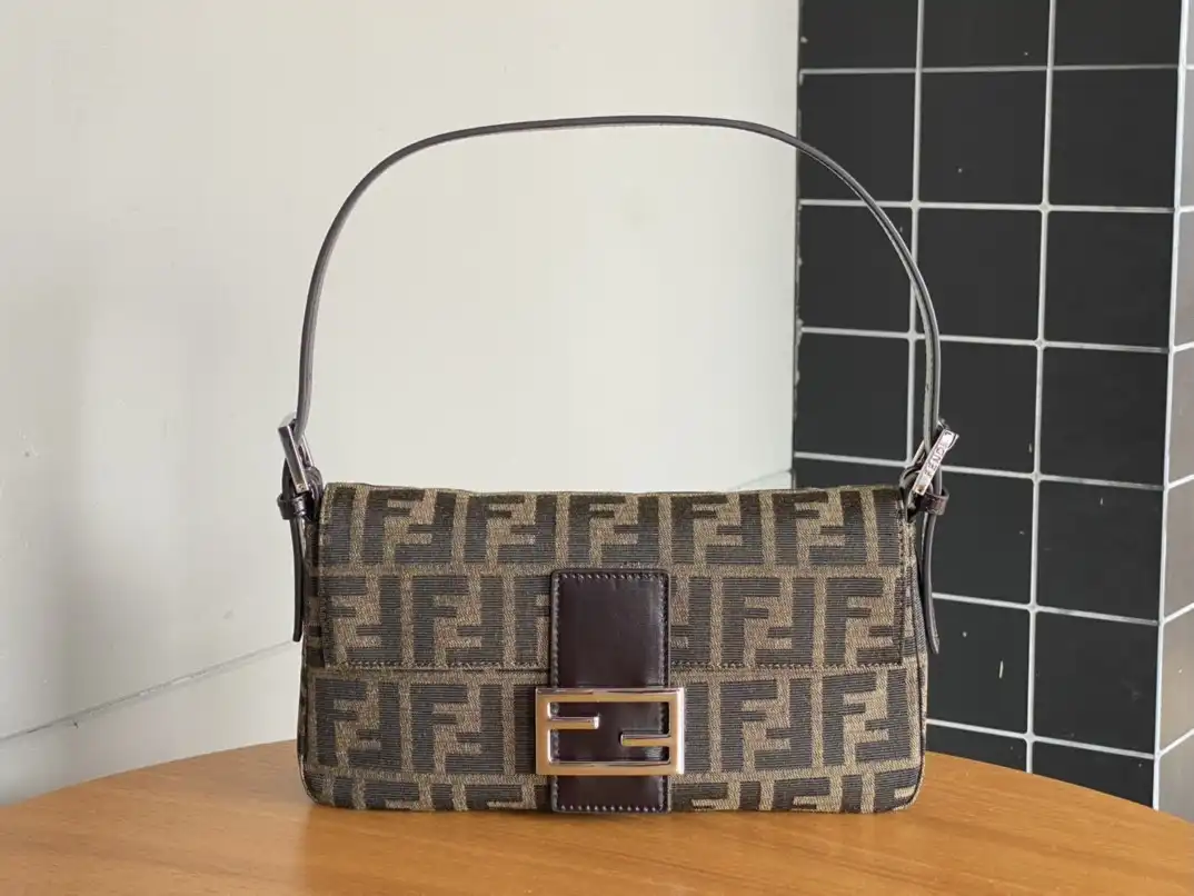 FENDI BAGUETTE-26*15*4cm