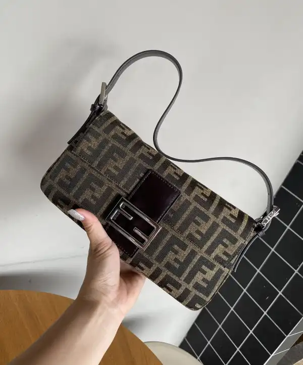 First Bag Ru FENDI BAGUETTE-26*15*4cm