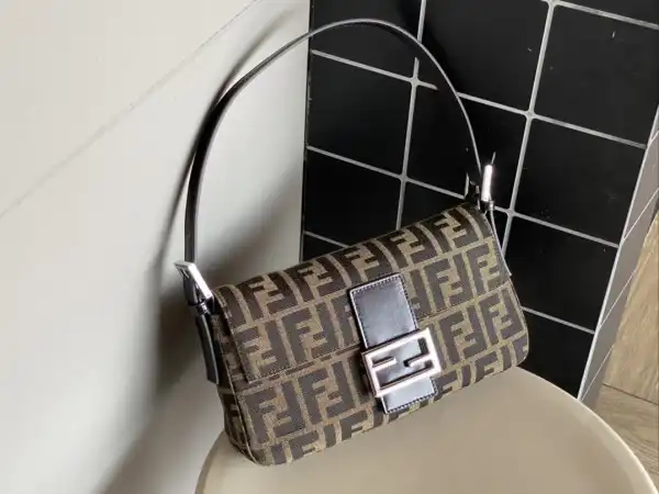 FENDI BAGUETTE-26*15*4cm