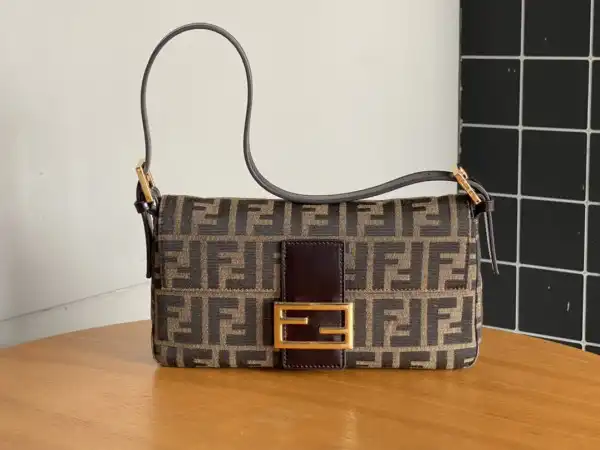 First bag ru FENDI BAGUETTE-26*15*4cm