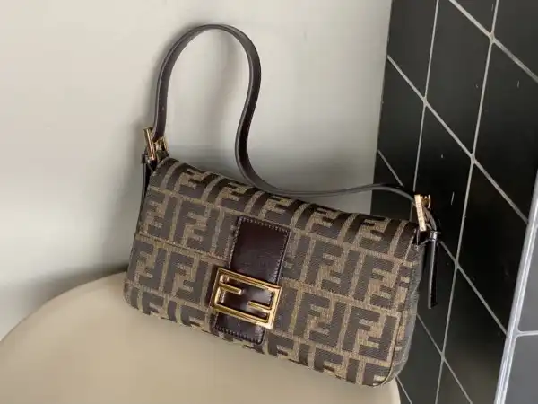 First bag ru FENDI BAGUETTE-26*15*4cm