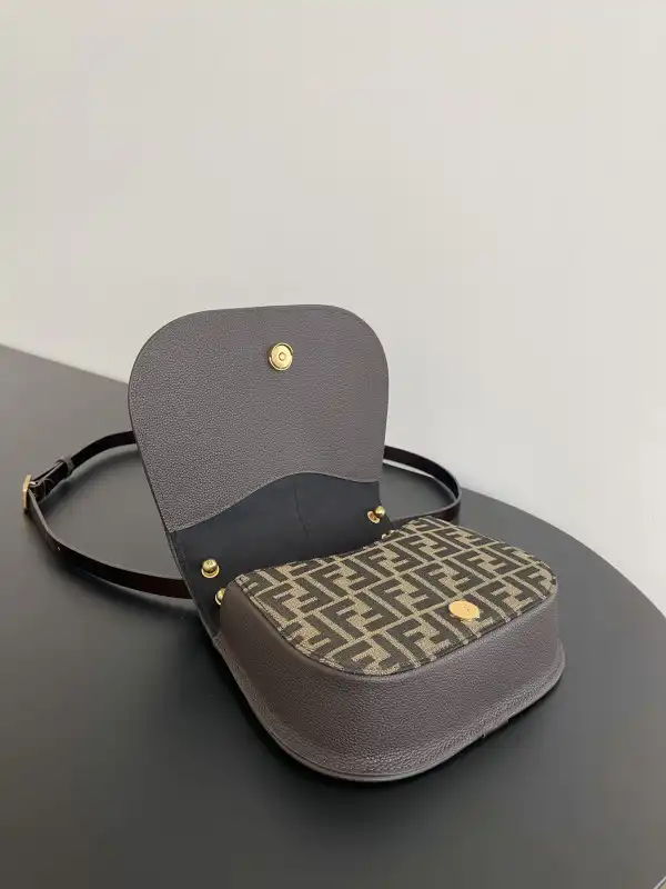 Fendi C'mon -25*7*20CM